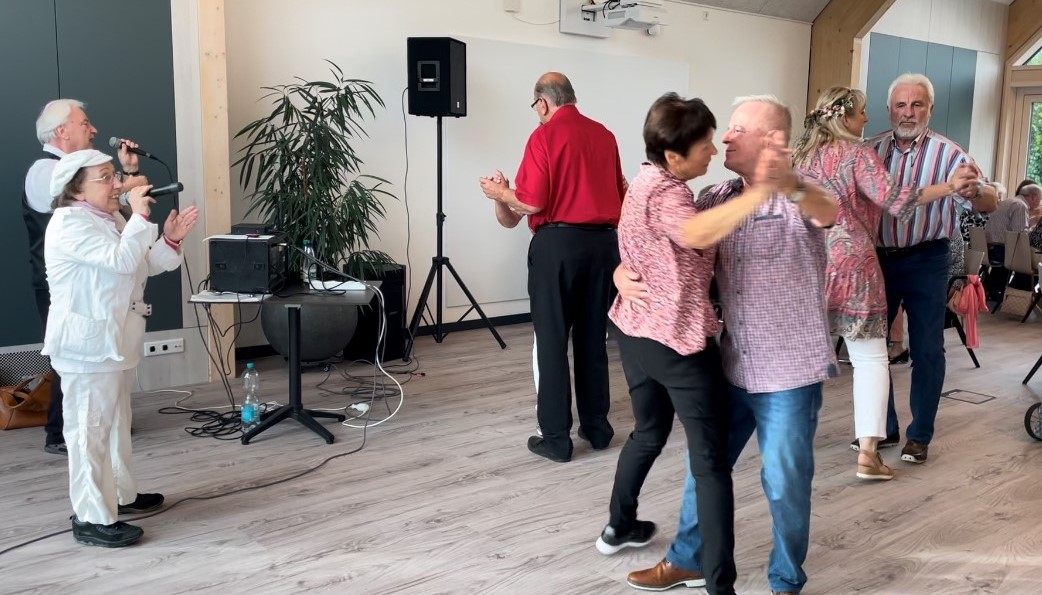 Das Duo Regenbogen bringt beim ersten Tanzcafé für Senioren die Hüften in Schwung und versetzt die Besucher in die Vergangenheit